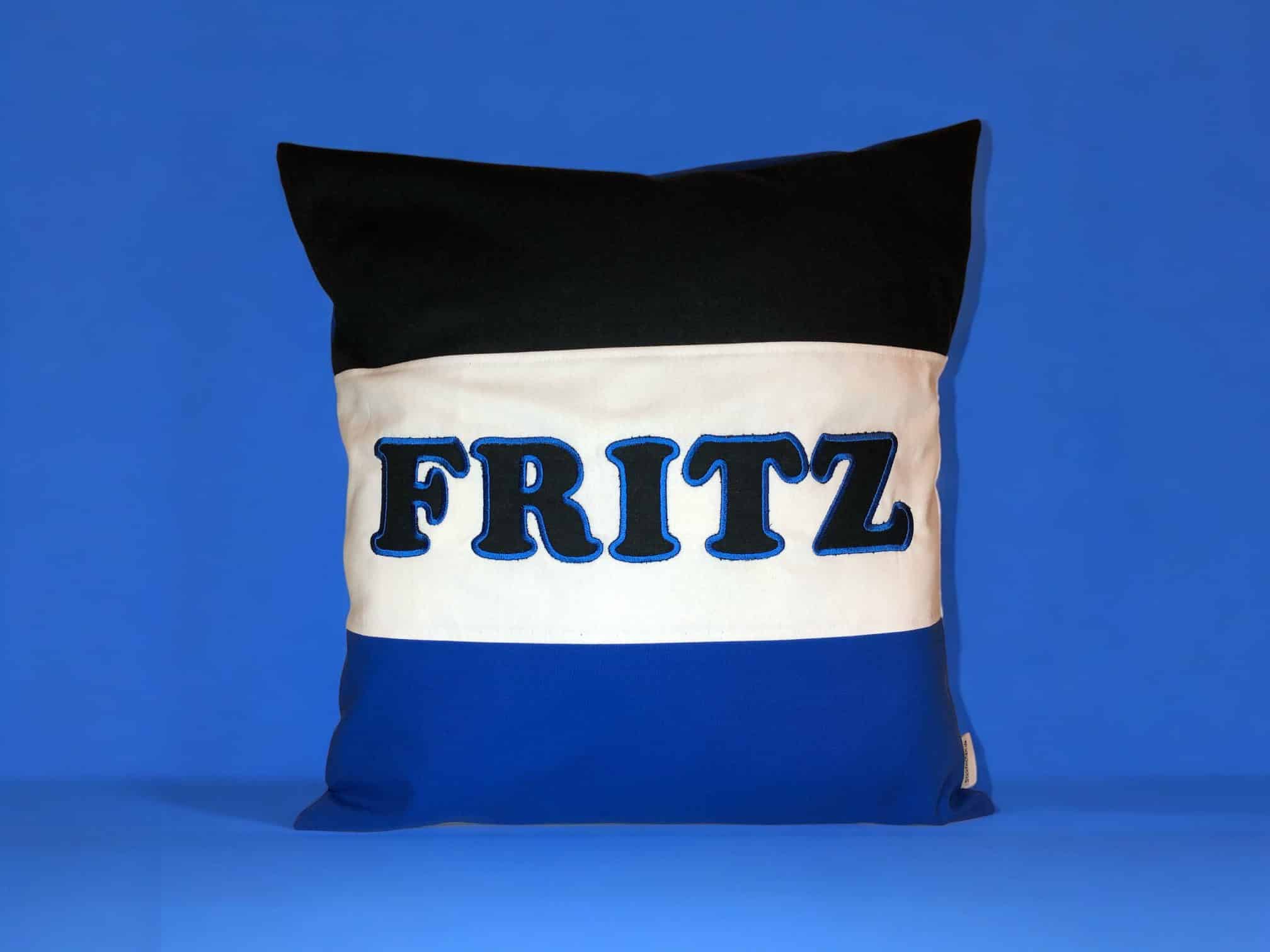 Namenskissen schwarz weiss blau mit Namen von Stickfinchen
