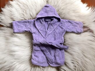 Kinderbademantel Lavendel mit Namen bestickt von Stickfinchen