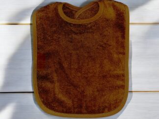 Lätzchen lehmbraun mit Namen und Motiv bestickt