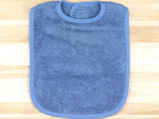 Lätzchen blaubeerblau mit Namen und Motiv bestickt von Stickfinchen