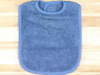 Lätzchen blaubeerblau mit Namen und Motiv bestickt von Stickfinchen