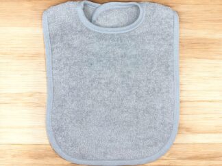 Lätzchen grau-blau mit Namen und Motiv bestickt von Stickfinchen