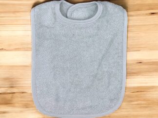 Lätzchen in graugrün mit Namen und Motiv bestickt von Stickfinchen