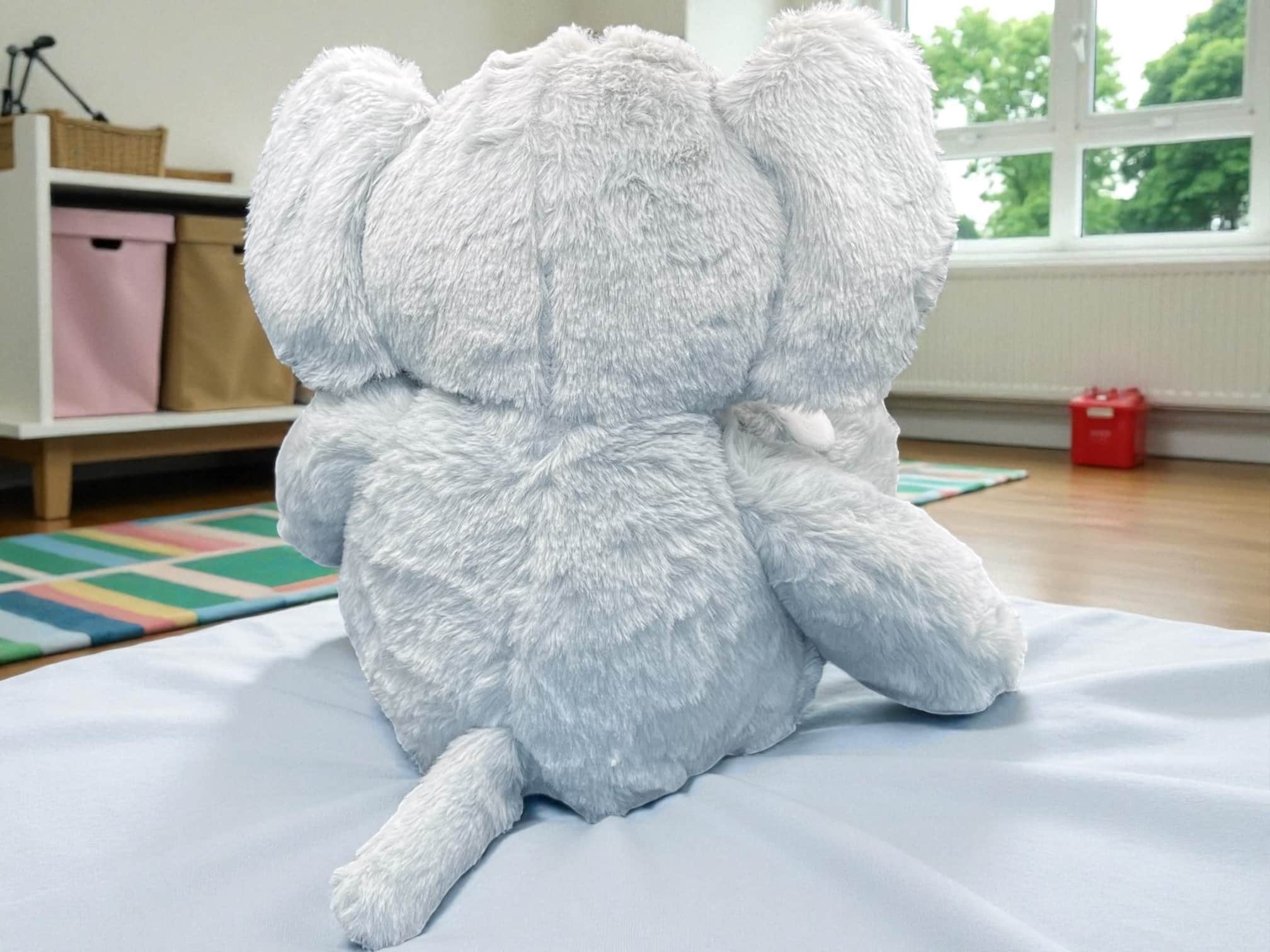Kuscheltier Elefant von hinten