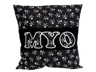 Namenskissen Totenkopf Dekokissen mit Namen von Stickfinchen
