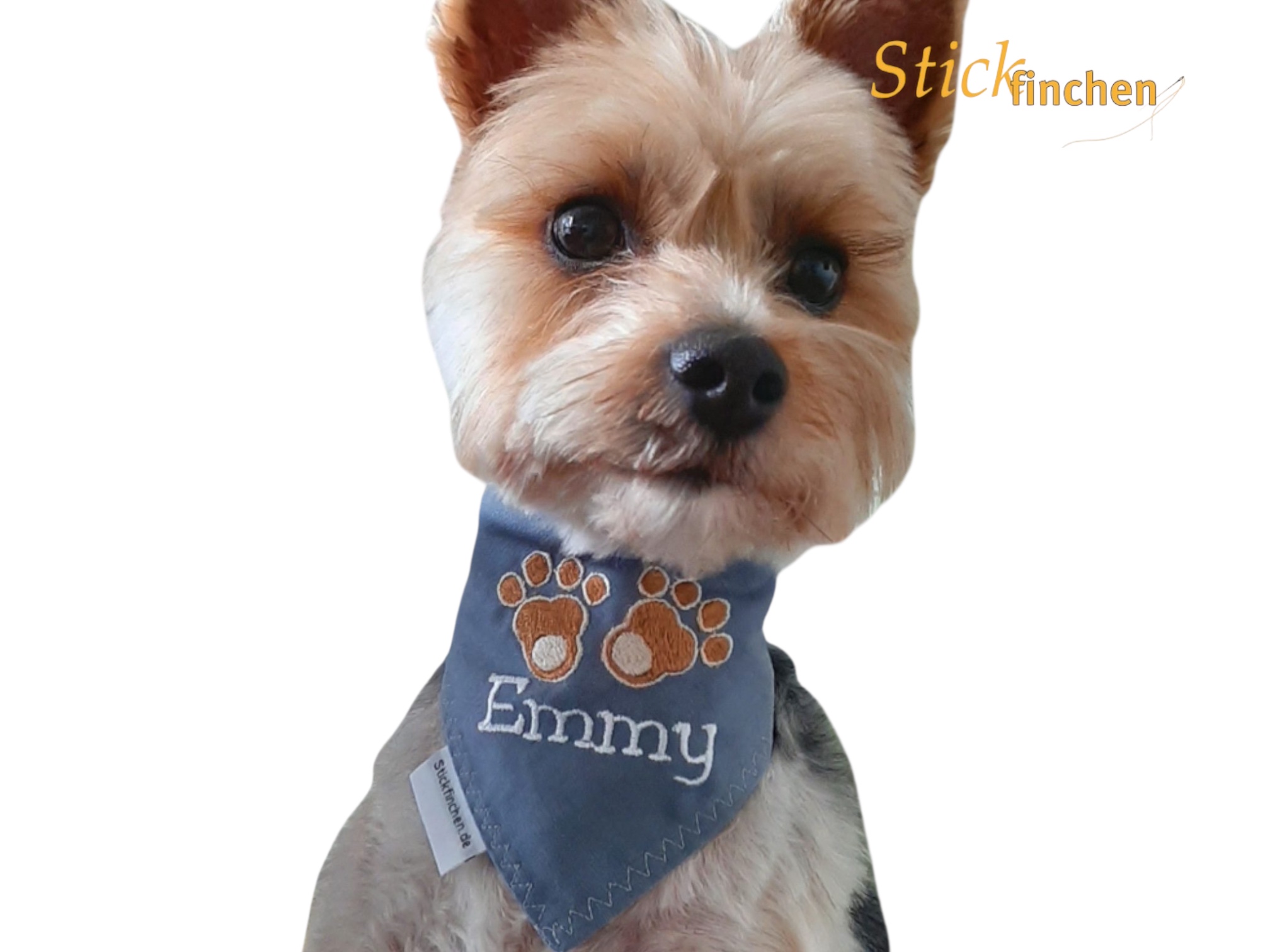 Hund trägt Halstuch mit Namen und Motiv bestickt - handgemacht von Stickfinchen