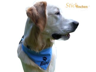 Hund trägt personalisiertes Halstuch mit gestickten Namen und Motiv - handgefertigt von Stickfinchen