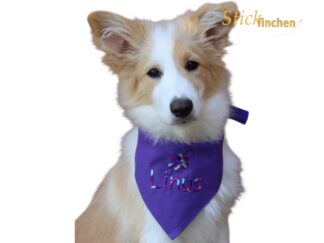 Hund trägt Halstuch mit Namen und Motiv bestickt - handgemacht von Stickfinchen