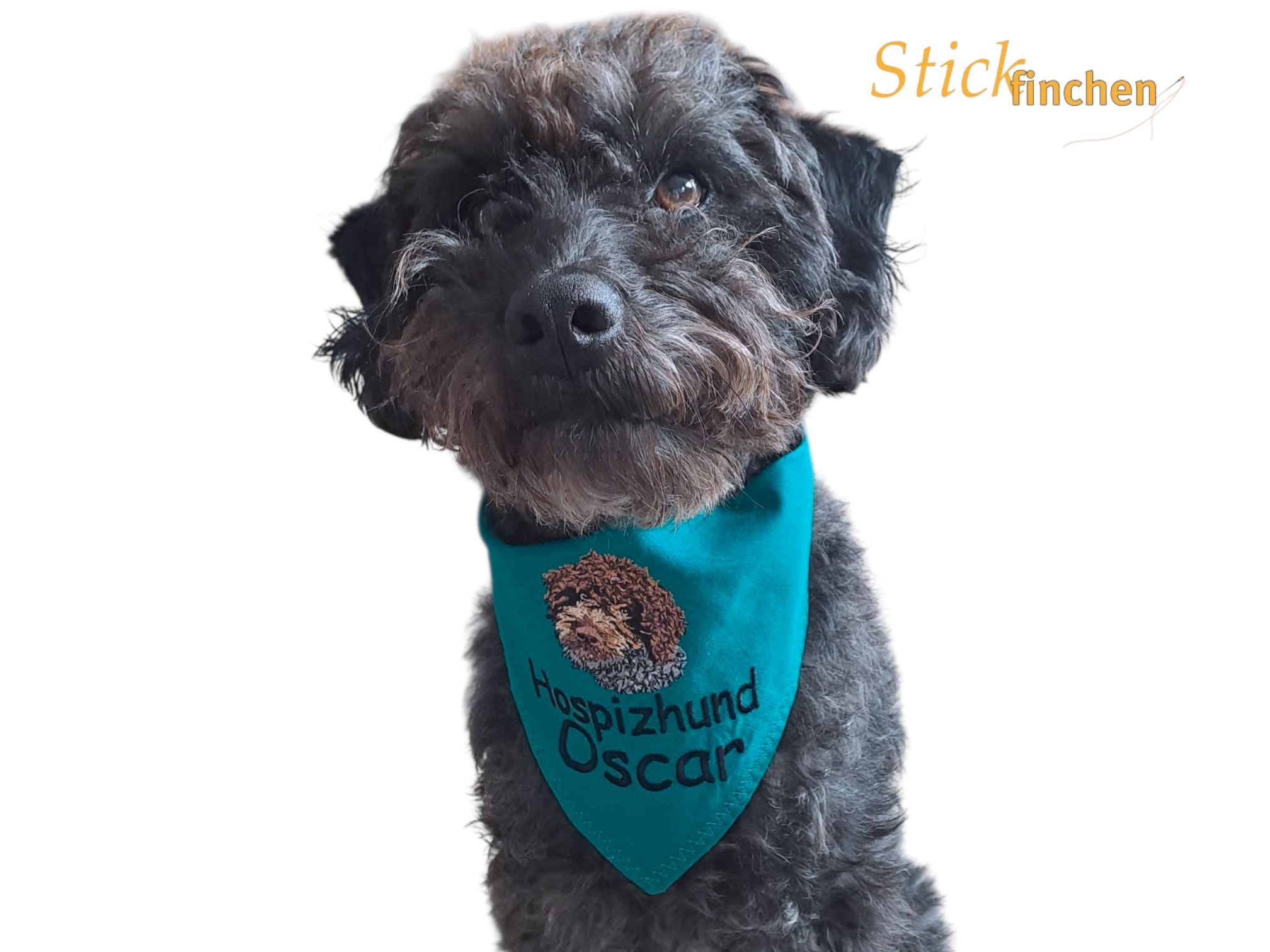 Hund trägt Halstuch mit Namen und Motiv bestickt - handgemacht von Stickfinchen
