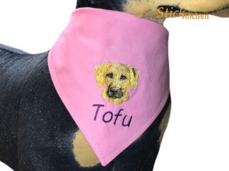 Hund trägt Halstuch mit Namen und Motiv bestickt - handgemacht von Stickfinchen