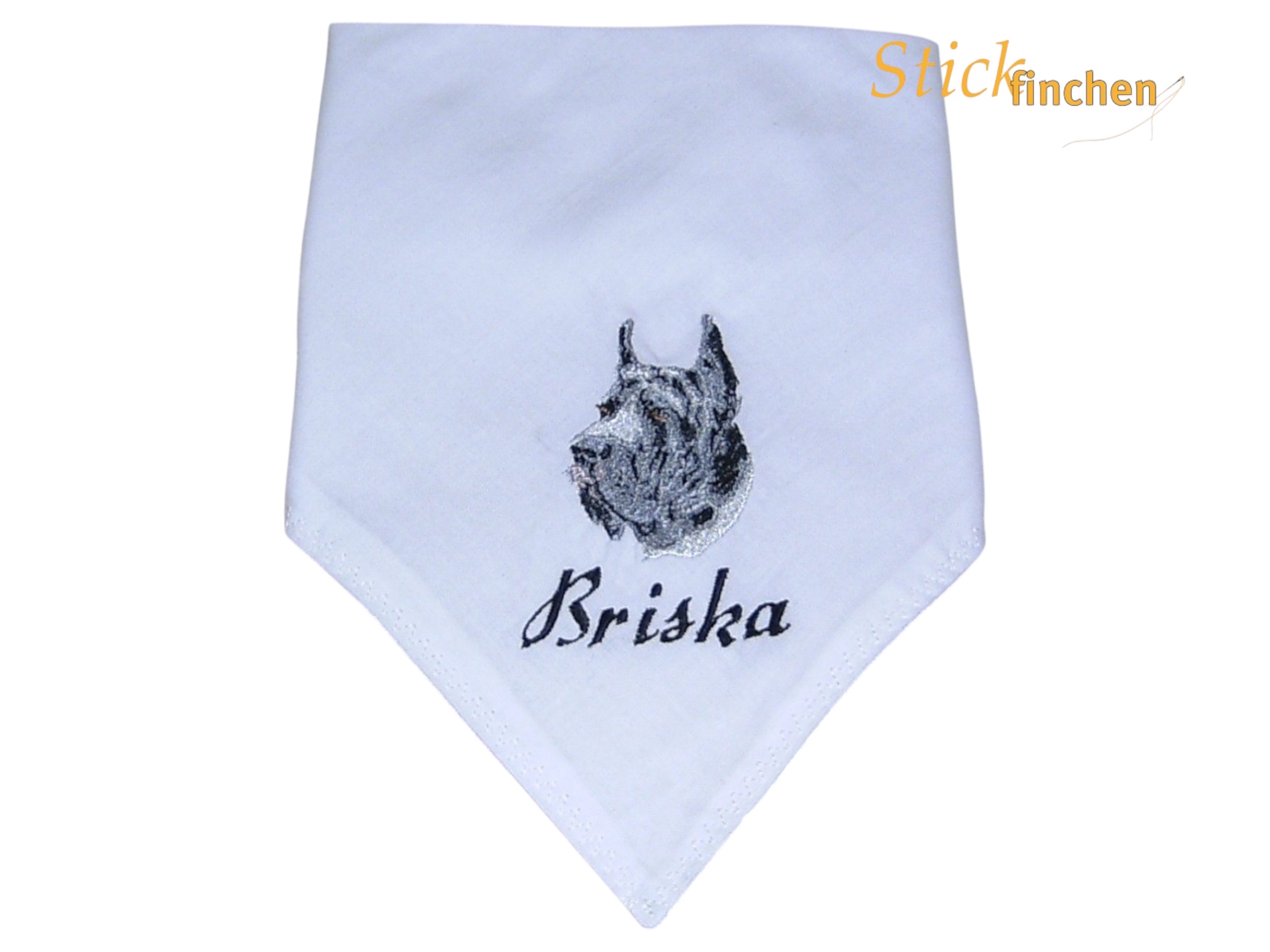 Hund trägt personalisiertes Halstuch mit gesticktem Namen und Motiv - handgefertigt von Stickfinchen