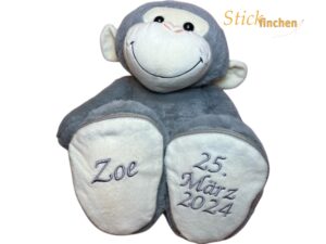 Kuscheltier Affe mit Namen und Datum bestickt von Stickfinchen