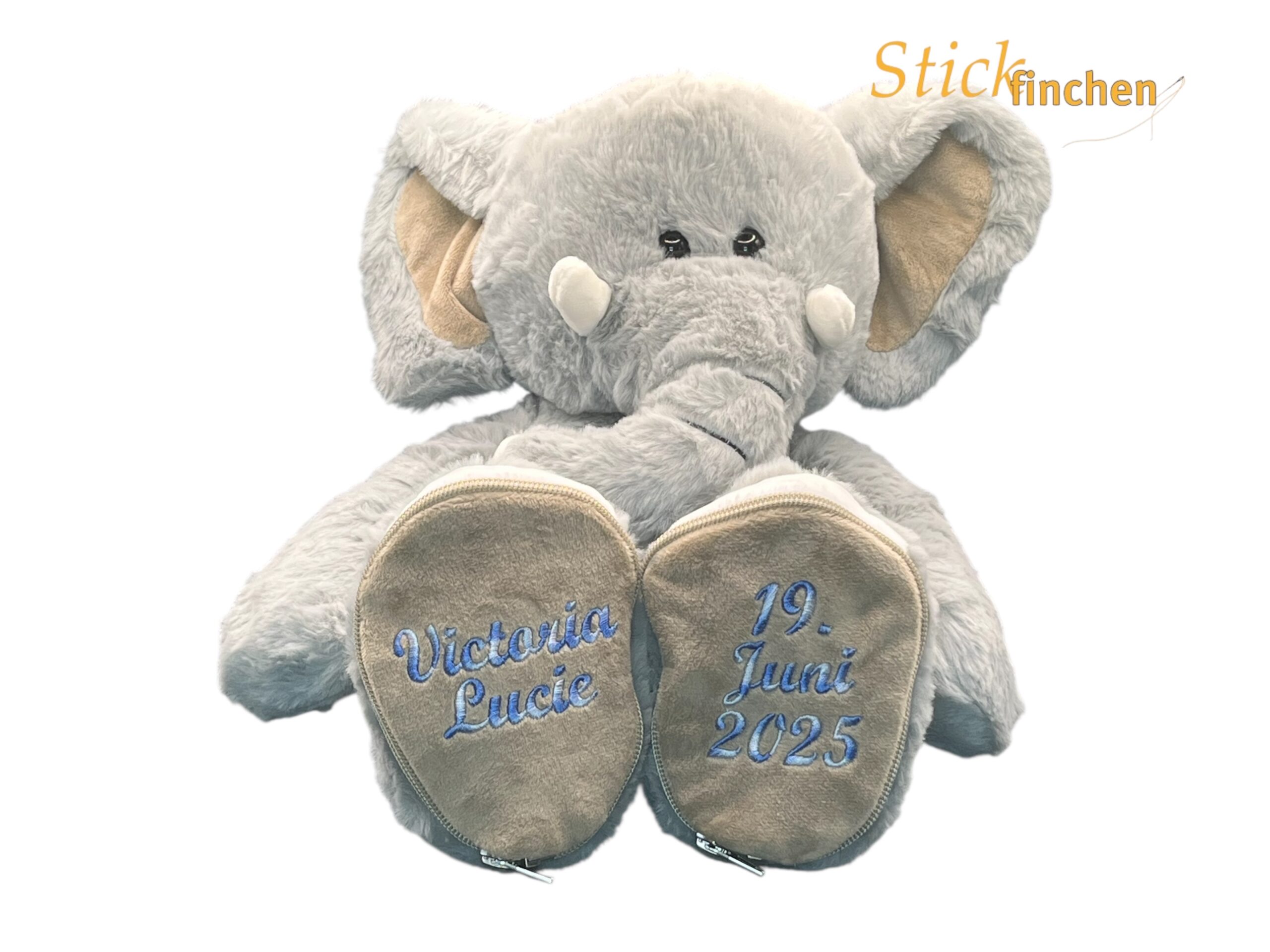 Kuscheltier Elefant mit Namen und Datum bestickt von Stickfinchen