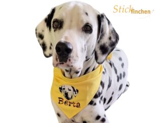 Hund trägt Halstuch mit Namen und Motiv bestickt - handgemacht von Stickfinchen