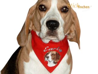 Hund trägt Halstuch mit Namen und Motiv bestickt - handgemacht von Stickfinchen