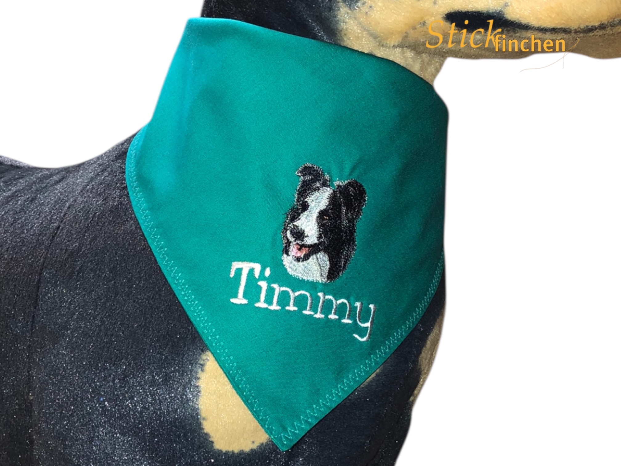 Hund trägt Halstuch mit Namen und Motiv bestickt - handgemacht von Stickfinchen