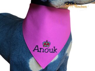 Hund trägt Halstuch mit Namen und Motiv bestickt - handgemacht von Stickfinchen