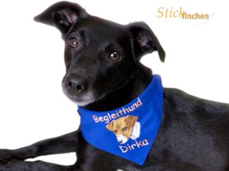 Hund trägt Halstuch mit Namen und Motiv bestickt - handgemacht von Stickfinchen