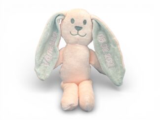 Geburtsteddy Hase mit Namen und Datum bestickt von Stickfinchen