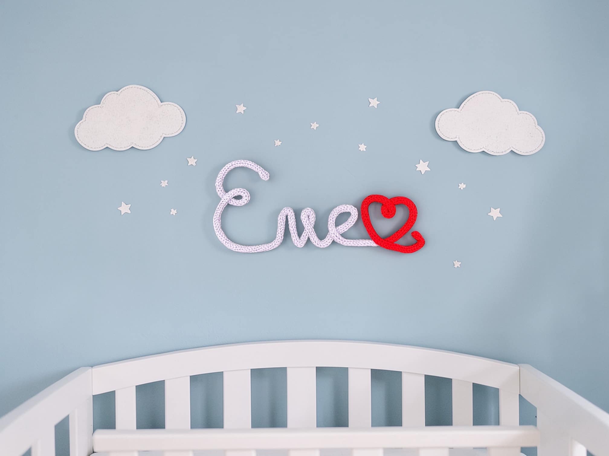 Personalisierter Drahtname als handgefertigte Wanddeko für Baby- und Kinderzimmer in verschiedenen Farben