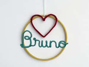 Wanddeko Drahtname im Ring von Stickfinchen