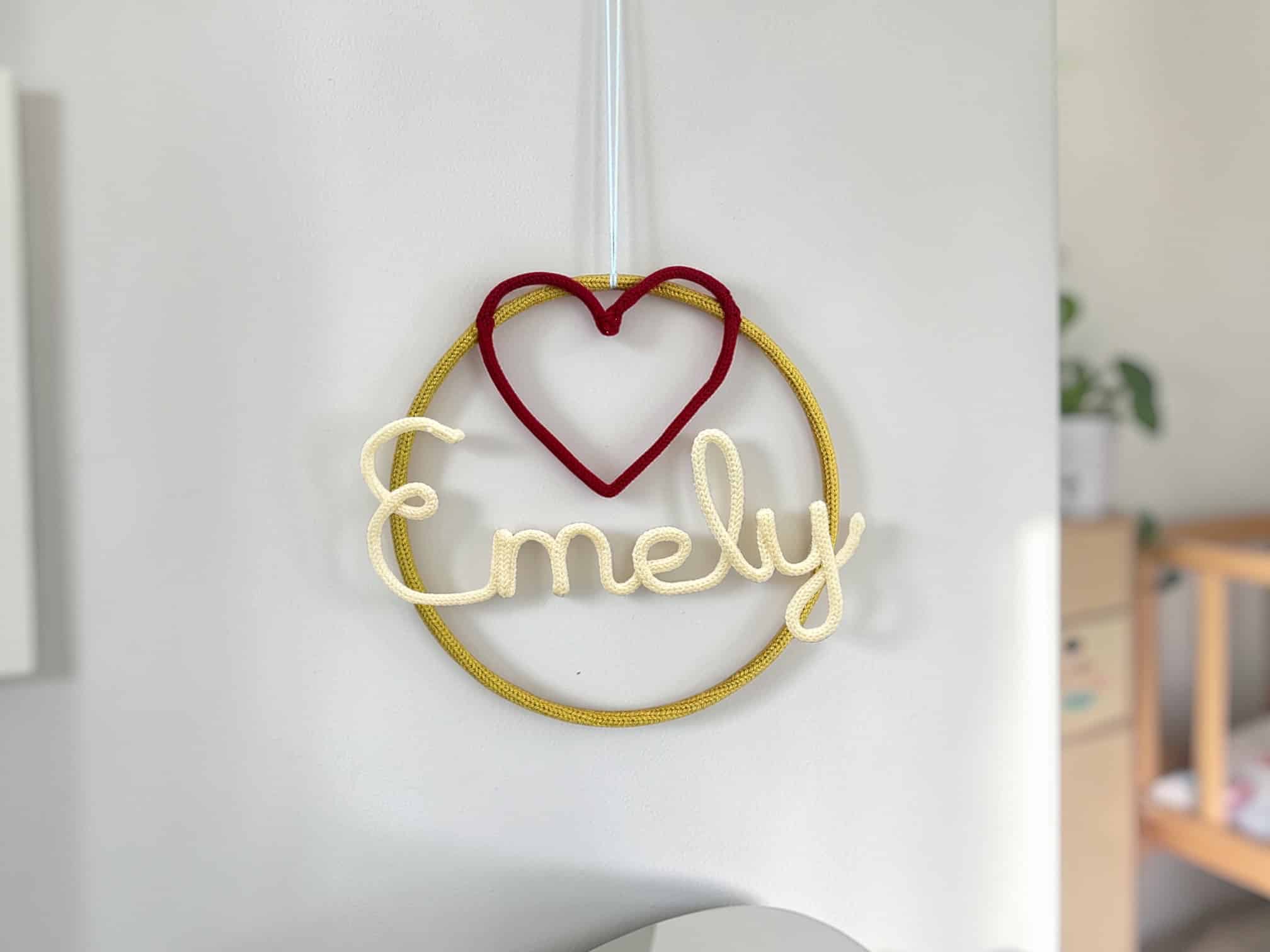 Wanddeko Drahtname im Ring von Stickfinchen