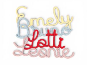 Personalisierter Drahtname als handgefertigte Wanddeko für Baby- und Kinderzimmer in verschiedenen Farben.