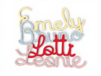 Personalisierter Drahtname als handgefertigte Wanddeko für Baby- und Kinderzimmer in verschiedenen Farben.