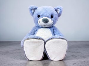 Kuscheltier Katze mit Namen und Datum bestickt