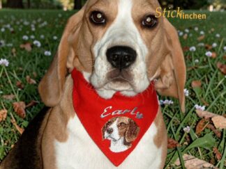 personalisiertes hundehalstuch mit namen bestickt von Stickfinchen in rot