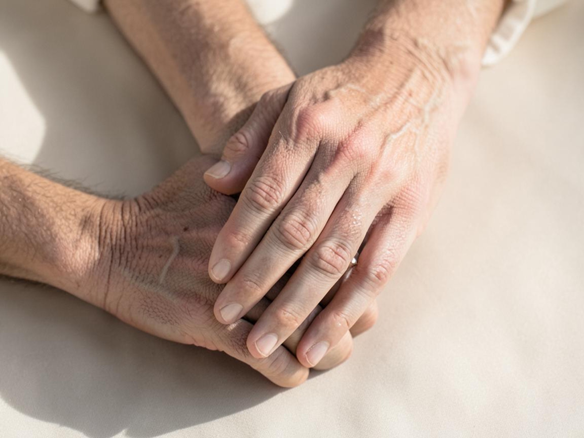 Zwei Hände halten sich als Zeichen von Liebe und Erinnerung