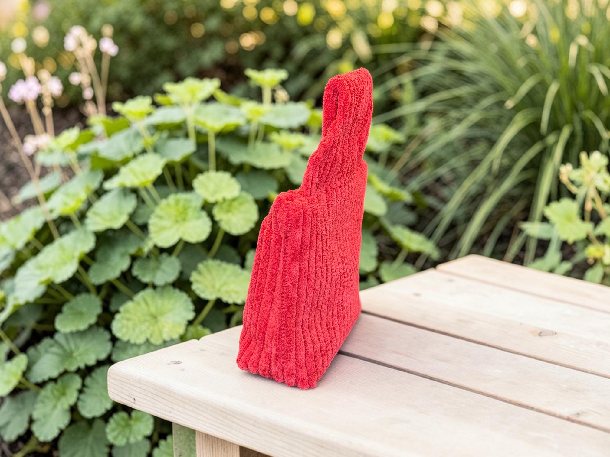rote Gürteltasche aus Breitcord Seitenansicht
