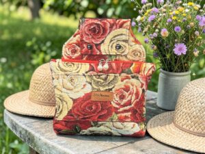 Gürteltasche Rosen Gobelin stehend auf einem Tisch im Garten
