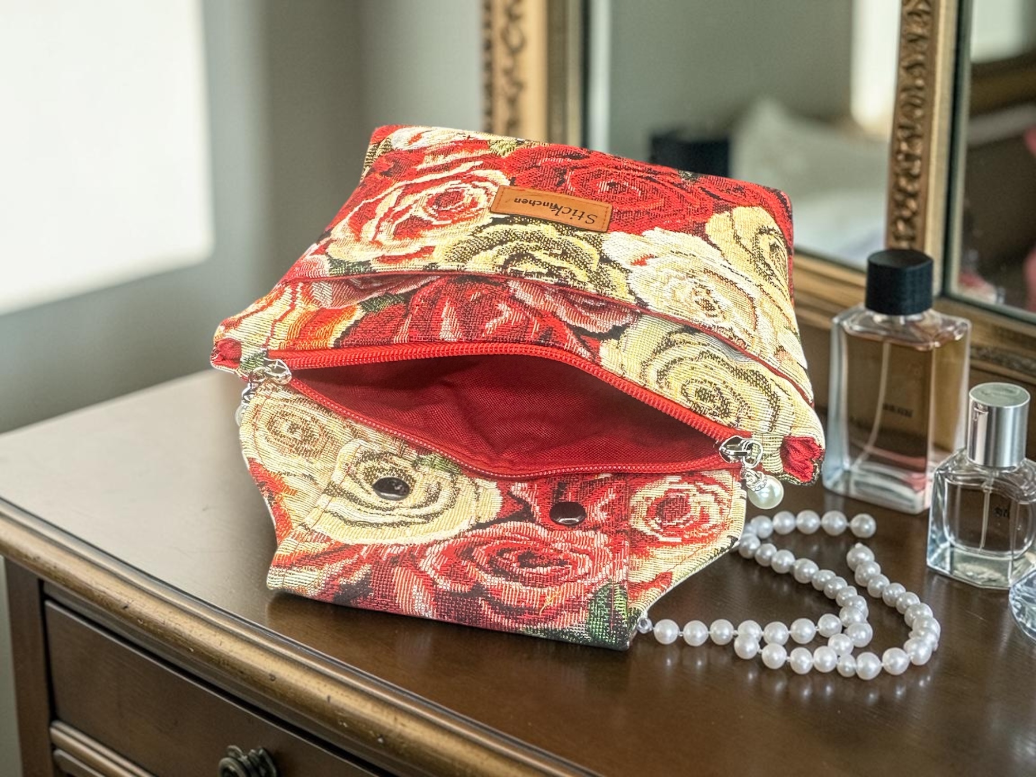 Gürteltasche Gobelin Rosen liegend auf einem Schrank