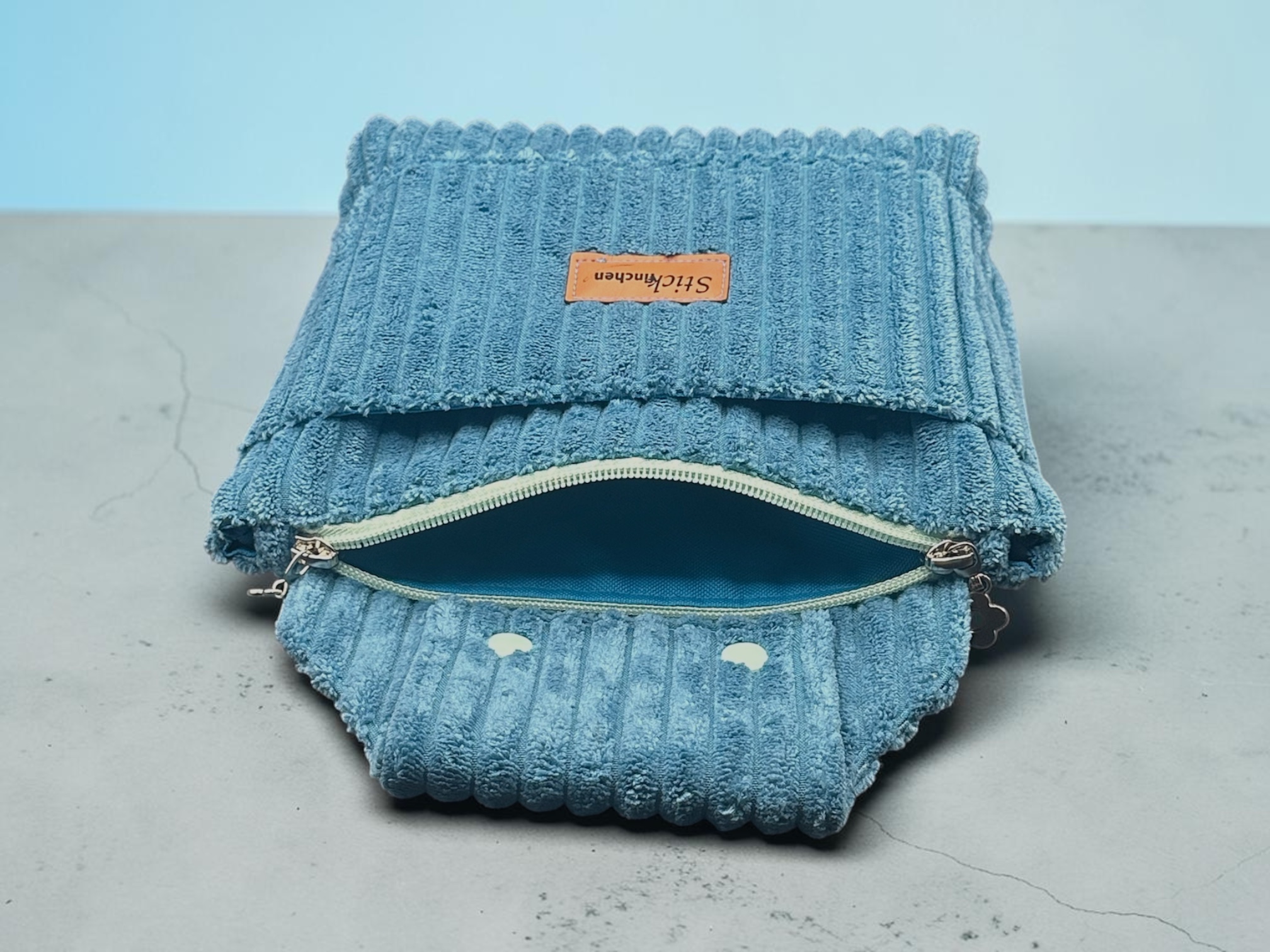 Gürteltasche aus Breitcord in der Farbe petrol. Handgemacht