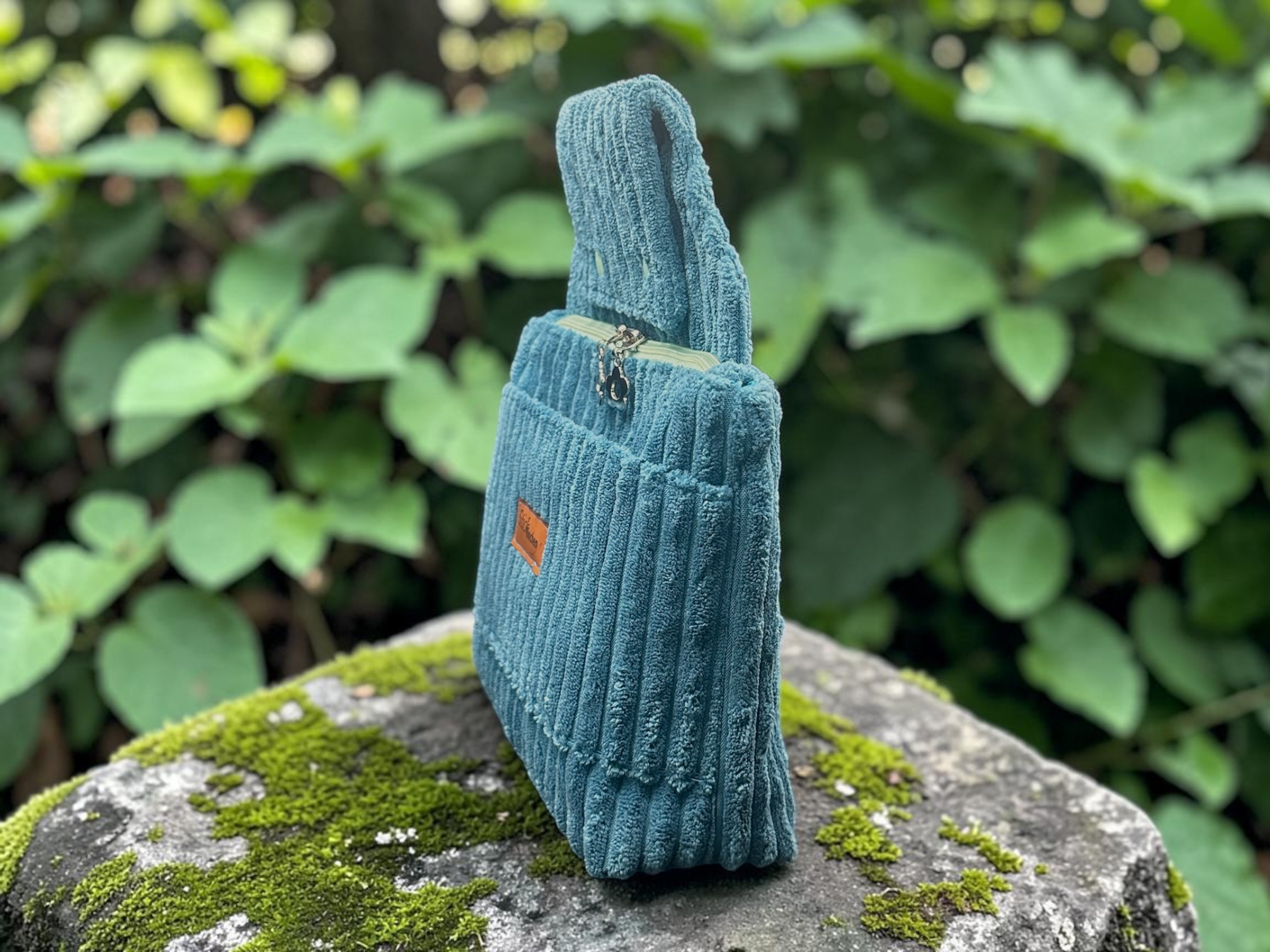 Gürteltasche aus Breitcord in der Farbe petrol. Handgemacht
