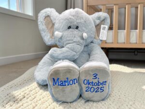 Kuscheltier Elefant mit Namen und Datum bestickt