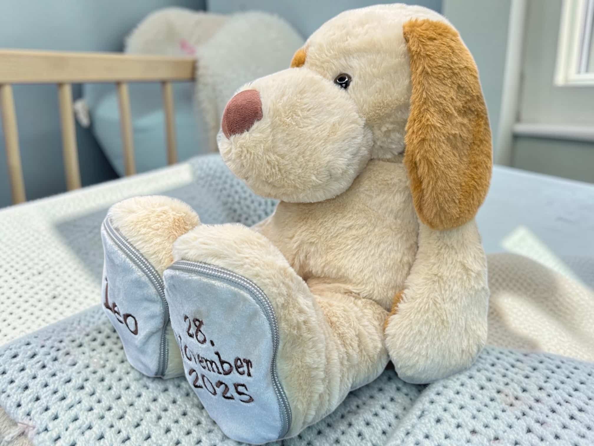Kuscheltier Hund mit Namen bestickt seitenaufnahme