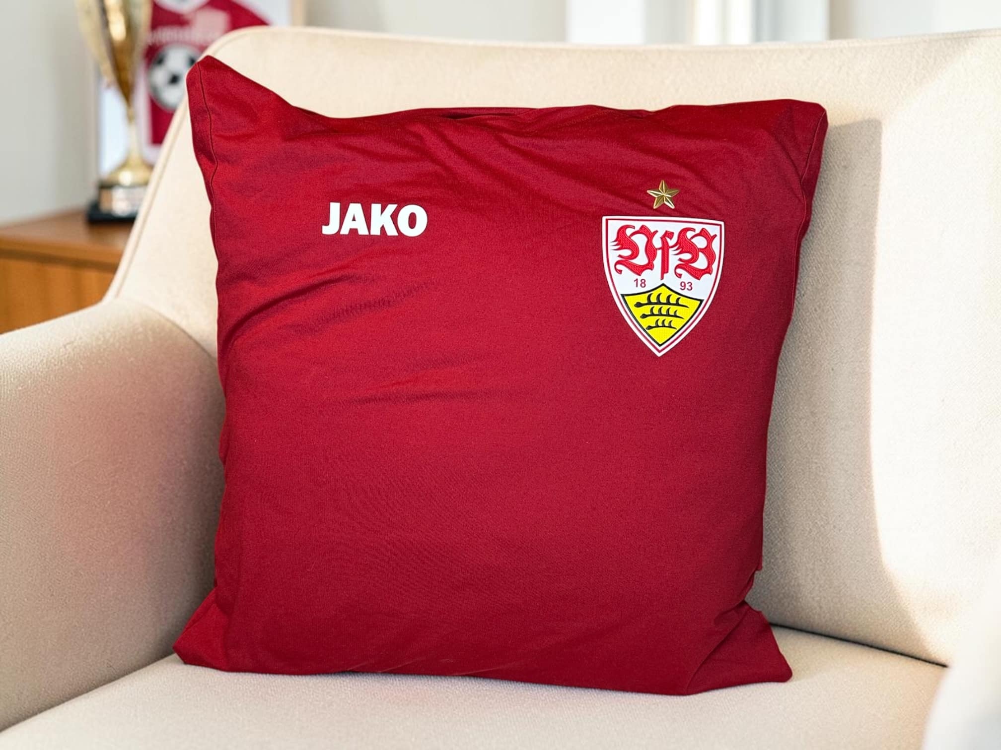 Erinnerungskissen aus einem roten VfB-Shirt aus Kleidung