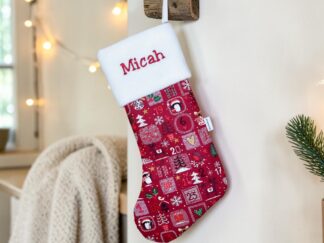 Nikolausstiefel mit Namen personalisiert aus rotem Adventskalender-Stoff mit weißem Umschlag