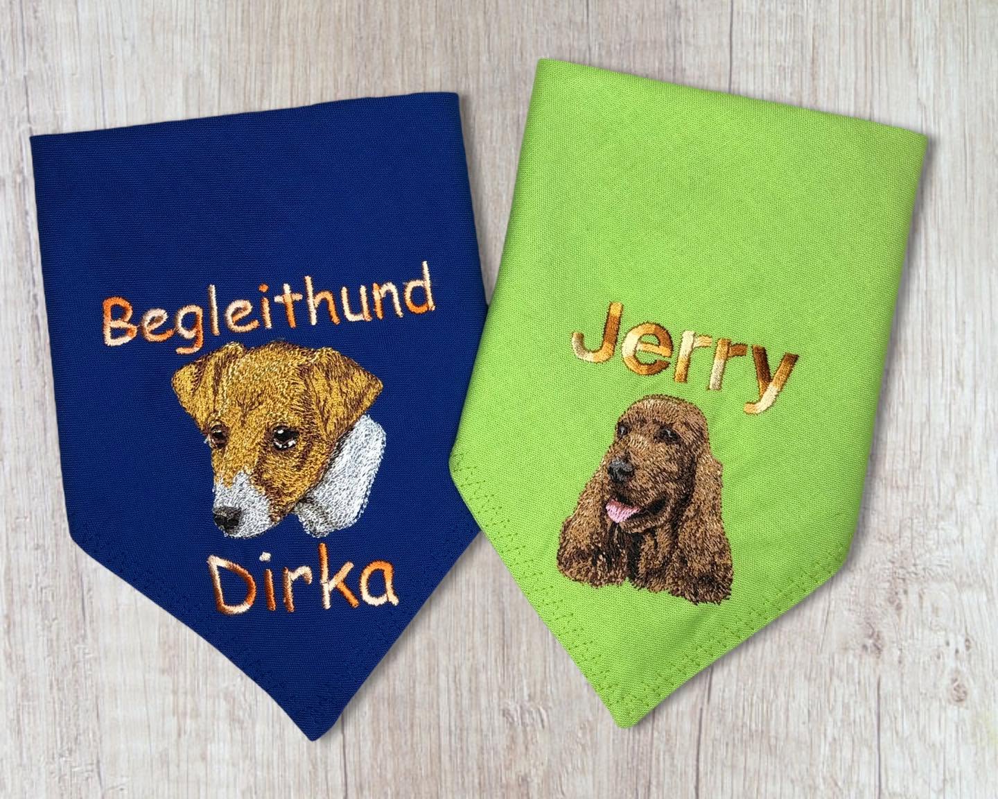 Verschiedene personalisierte Hundehalstücher mit Namen