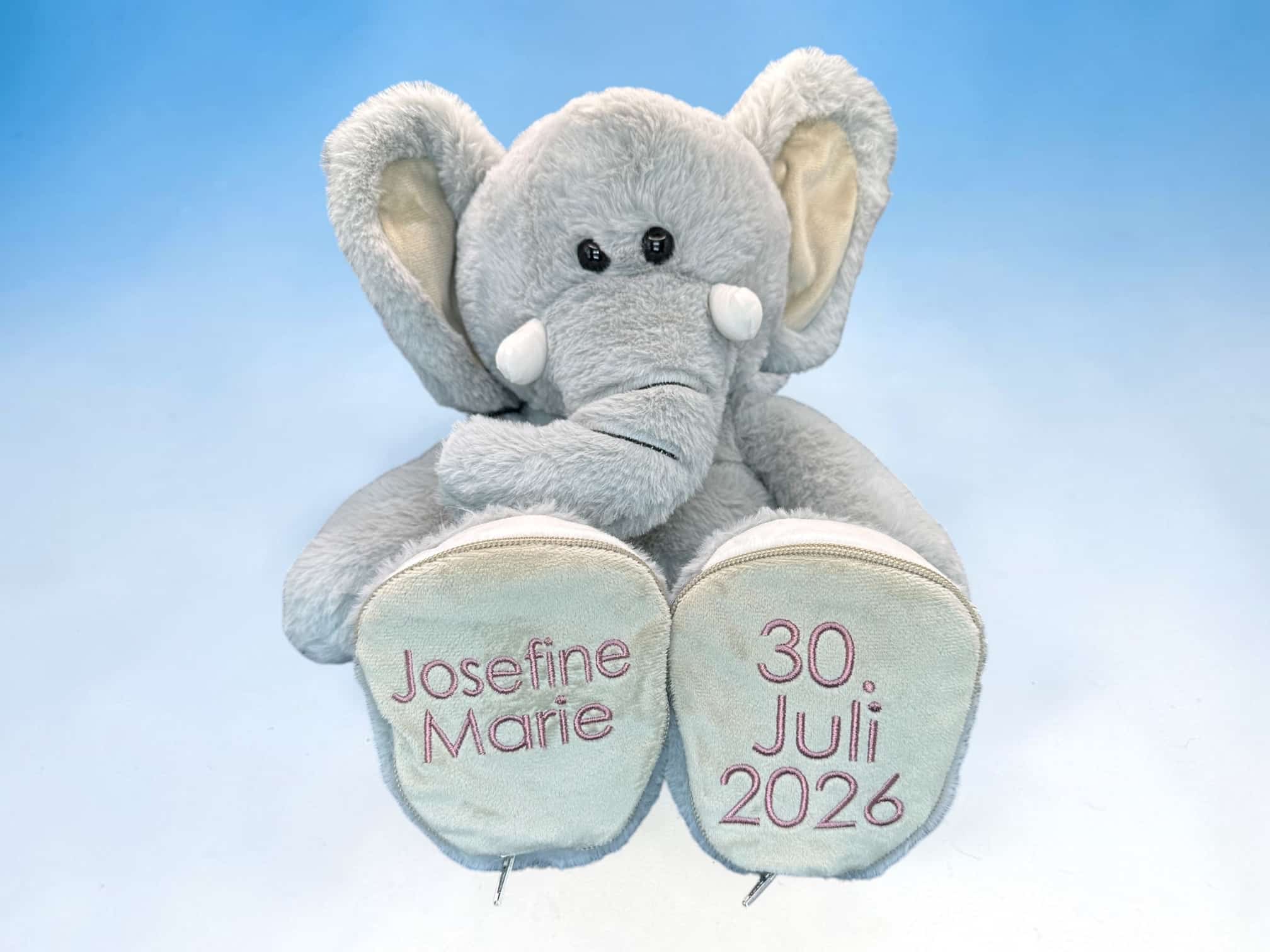 Kuscheltier plüschtier Elefant mit Namen Gray plush elephant holding two baby booties with embroidered names and date (Josefine Marie, 30 Juli 2026).