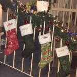 Nikolausstiefel mit Namen hängend am Treppengeländer